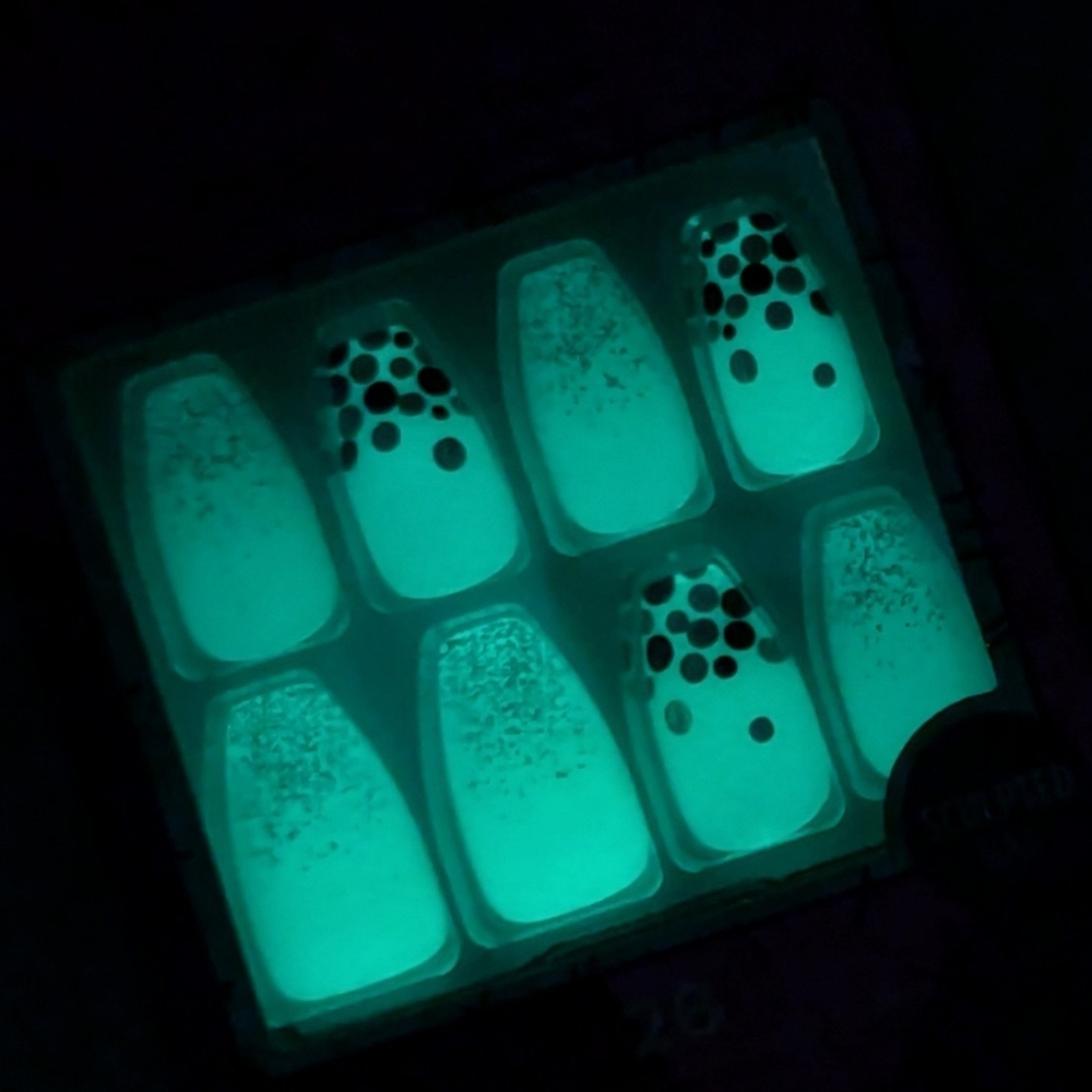 Kiss Voguish Fantasy Glow in the Dark. Size: M - Picture 4 of 4